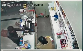 恶搞视频便利店打劫，便利店搞笑视频